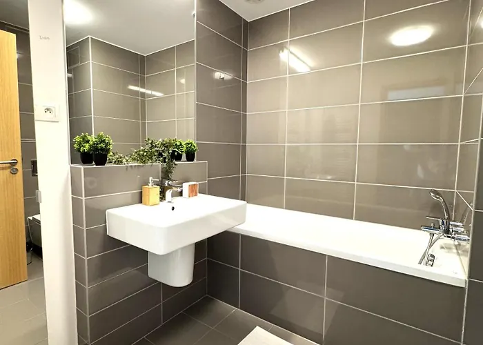 New In Old Town Danube View Apartment